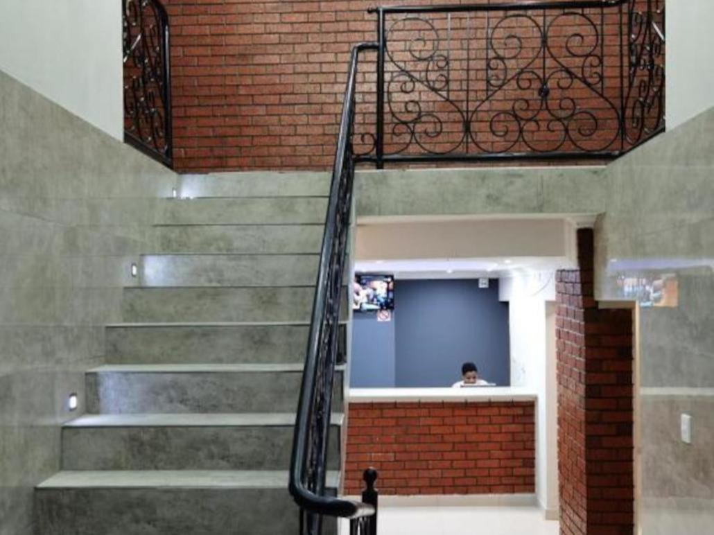 Victoria Guest Lodge Белвил Екстериор снимка