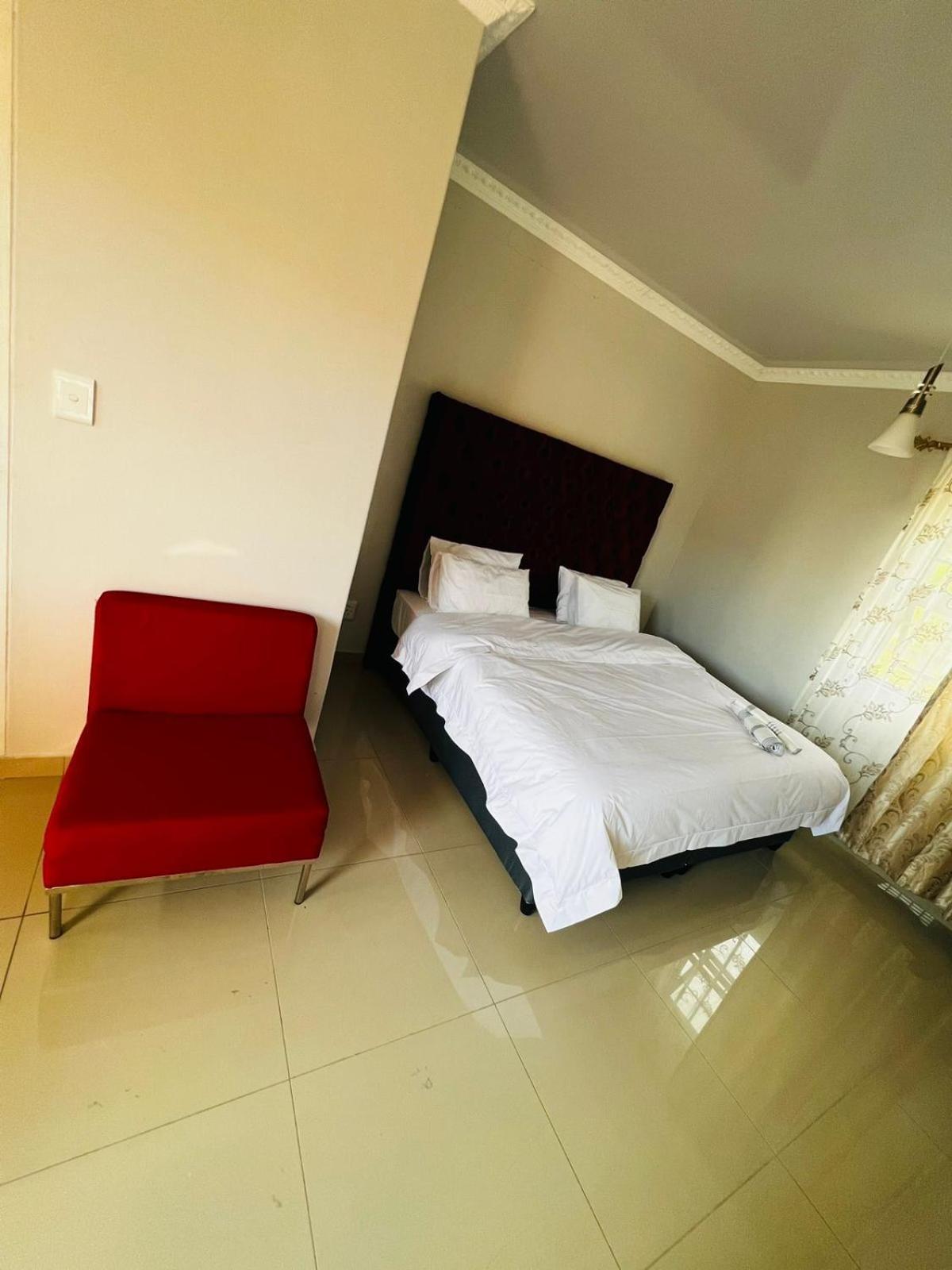 Victoria Guest Lodge Белвил Екстериор снимка